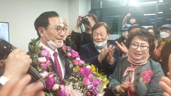 16일 박상돈 충남 천안시장 당선인이 선거사무실에서 지지자들로부터 당선 꽃다발을 받고 기뻐하고 있다/사진=연합뉴스