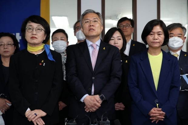 열린민주당 비례대표로 국회 입성에 성공한 최강욱 전 청와대 공직기강비서관이 지난 16일 당선 소감을 밝히고 있다. /사진=연합뉴스