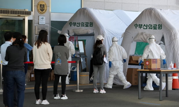  20일 오전 부산 의료원 선별진료소에서 의료진과 직원들이 코로나19 검사를 받고 있다. 부산의료원 의료진 중 확진자가 나오면서 부산시는 해당 병동을 부분 코호트 격리하고 병원 내 접촉자를 전수 검사하고 있다. 사진=연합뉴스