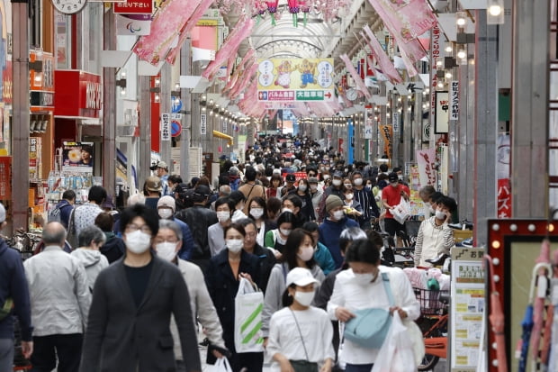 지난 19일 오후 일본 도쿄도 시나가와구의 상점가에서 마스크를 쓴 사람들이 이동하고 있다. /사진=연합뉴스