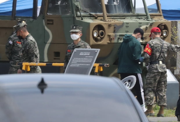  한국 축구의 '별' 손흥민이 보충역 기초군사훈련 교육을 받기 위해 20일 오후 제주 서귀포시 대정읍 해병대 9여단 91대대 훈련장으로 들어가고 있다. 
 사진=연합뉴스