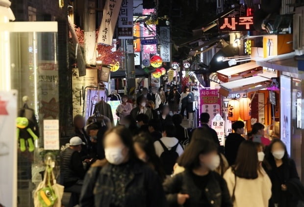 정부가 신종 코로나바이러스 감염증(코로나19) 확산 방지를 위해 실시한 '고강도 사회적 거리두기'를 완화한 가운데 24일 오후 서울 홍대 앞 거리가 붐비고 있다. 자료사진=연합뉴스