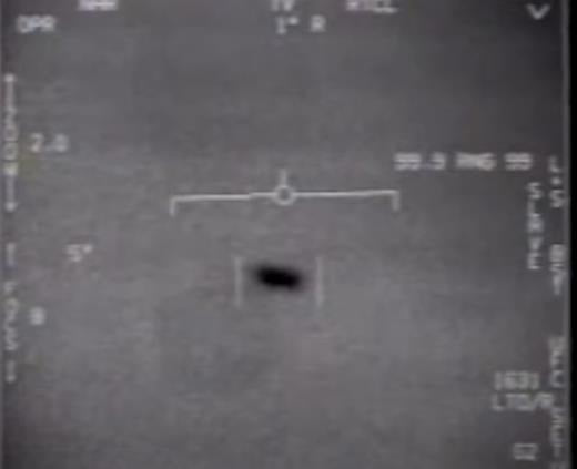 미국 국방부가 '미확인비행물체'(UFO)를 보여주는 짧은 영상 3편을 공식 배포했다고 CNN방송이 27일(현지시각) 보도했다.  해당 비디오는 2017년 12월부터 2018년 3월 사이에 '투 더 스타즈 아카데미 오브 아츠 & 사이언스'라는 민간기업이 공개했던 것과 같은 영상이다. /사진=연합뉴스