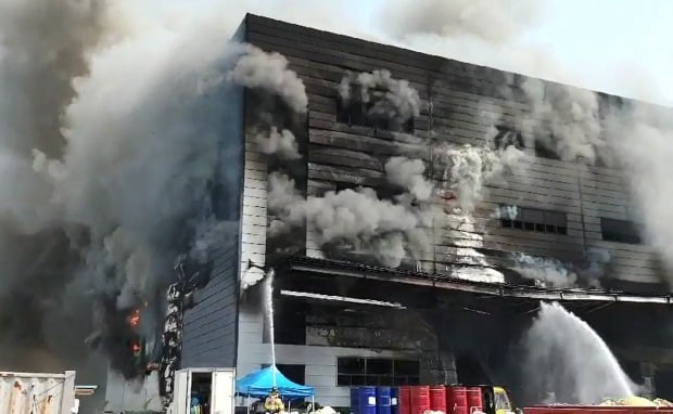 29일 오후 이천시 모가면의 한 물류창고 공사장 화재 현장에서 검은 연기가 뿜어져 나오고 있다. 사진=연합뉴스