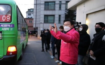 선거유세 첫날 '새벽 버스' 탄 황교안…"민생경제 살리겠다"