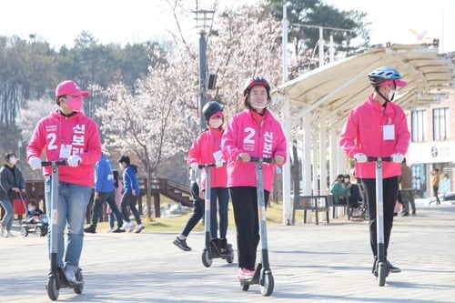 [총선 D-8] 증강현실부터 지게·킥보드까지…이색 선거운동 아이템 눈길