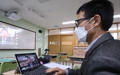 '교사가 전화로 잠 깨우고…' 온라인 개학 첫날 곳곳서 차질