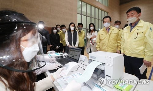 [총선 D-6] 정총리, 사전투표소 점검…"흔들림없는 선거관리" 당부
