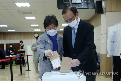 [사전투표] 민주·시민 지도부 대전서 투표…이해찬 "많이 참여해야"