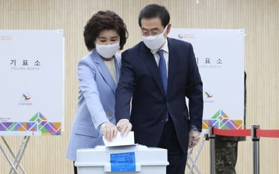 [사전투표] 박원순 서울시장 부부, 비닐장갑 끼고 나란히 투표