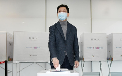 [사전투표] 김경수 "코로나19 극복 위해 투표 참여해 달라" 당부