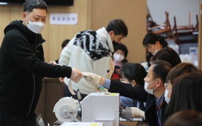 [사전투표] "코로나에 분산" 제주 유권자들 사전투표소에 몰려 긴 줄