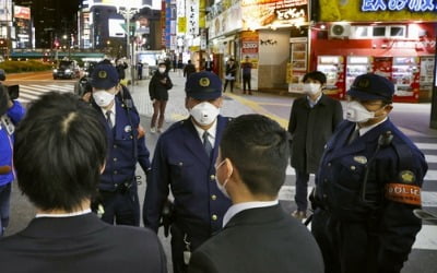 日경찰, 코로나19 와중에 '술판'…집단감염으로 120명 격리