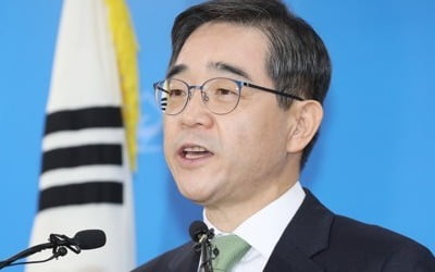 선관위원장 "투표 시 1m 떨어져 대화 자제…'유권자 안심' 최선"