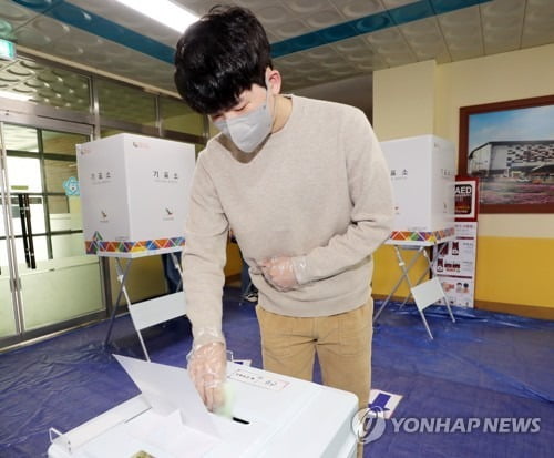 [선택 4·15] 만 18세 새내기 유권자 첫 '한표'…"더 나은 대한민국 되길"