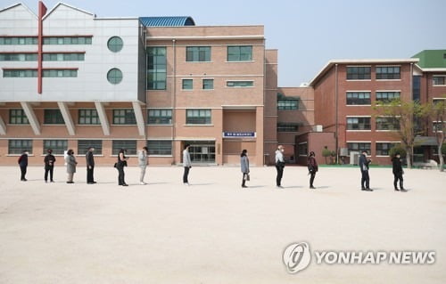 [선택 4·15] 만 18세 새내기 유권자 첫 '한표'…"더 나은 대한민국 되길"