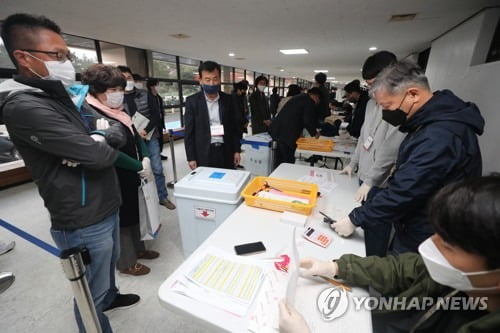 [선택 4·15] 제주 승리예측 민주당 캠프 환호…통합당 "지켜보자"