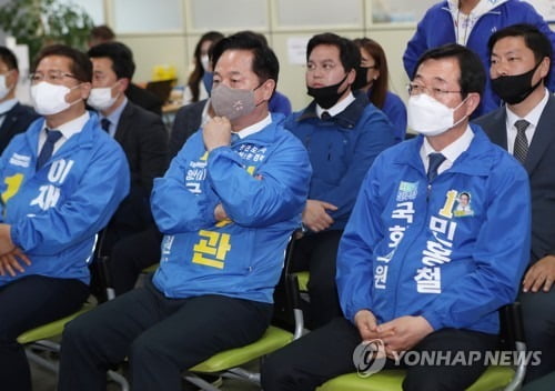 [선택 4·15] 경남 민주당 지역구 고전 예측에 침통…통합당은 기대감