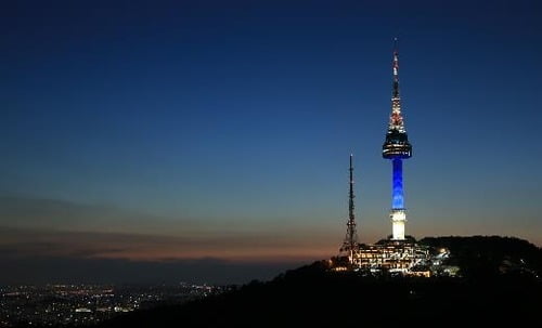 "의료인 헌신에 감사"…서울시청·남산타워 파란색 빛 밝힌다