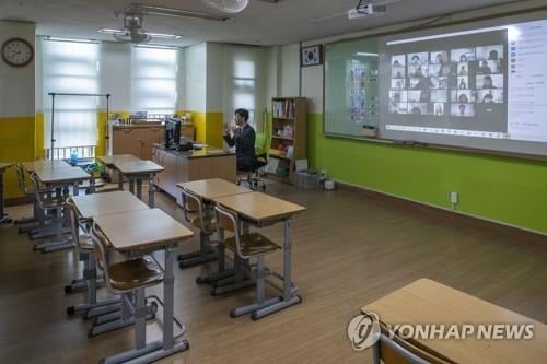 전국 초·중·고 400만명 집에서 개학…한숨 섞인 온라인 교실