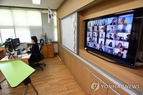 전국 초·중·고 400만명 집에서 개학…한숨 섞인 온라인 교실