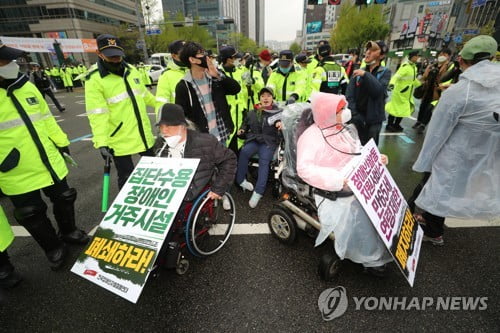 "누구도 배제되지 않는 세상으로"…도심 행진 나선 장애인들