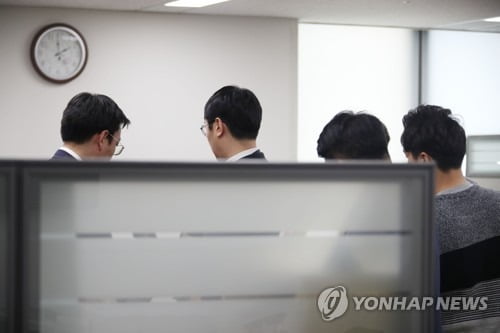 검찰 '라임사태' 금융위 압수수색…전 靑행정관 관련자료 확보(종합)