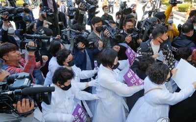 "전두환은 사죄하라" 법원 곳곳에서 터져 나온 울분