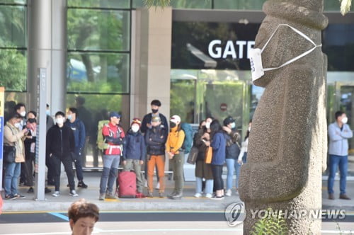 당국 "황금연휴 코로나19 방역 분기점…증상있으면 여행 말아야"(종합)