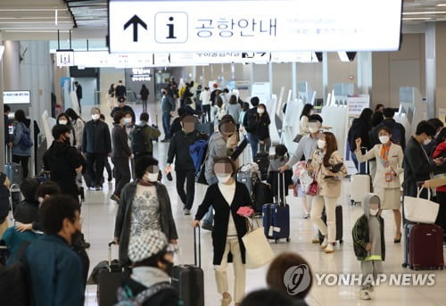 "떠나요 제주로!" 김포공항 국내선 '북적'…국제선 '썰렁'