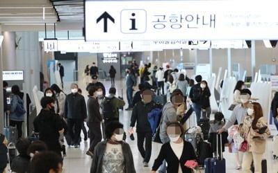 "떠나요 제주로!" 김포공항 국내선 '북적'…국제선 '썰렁'