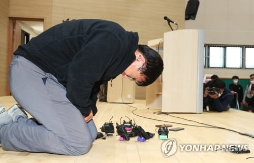 이천 참사 시공사 대표 '무릎 사과' 5분만에 구급차로 병원행