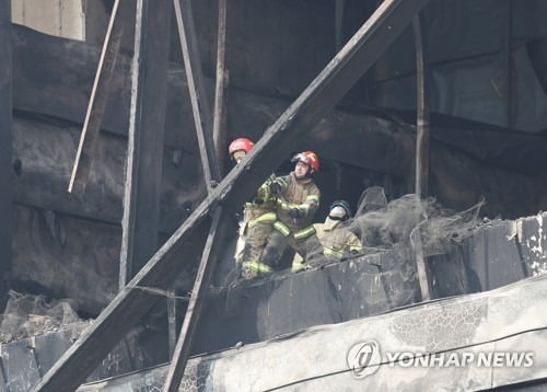 이천 참사 시공사 대표 '무릎 사과' 5분만에 구급차로 병원행