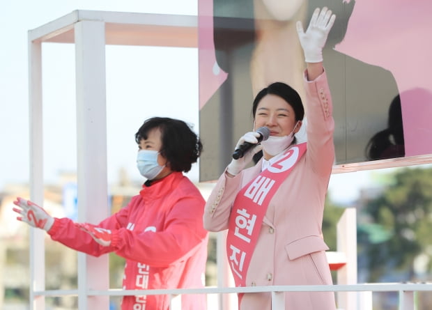 제21대 국회의원 선거운동이 시작된 2일 오전 서울 송파구 가락동 헬리오시티 앞에서 송파을 배현진 미래통합당 후보가 유권자들에게 출근인사를 하고 있다. 사진=뉴스1