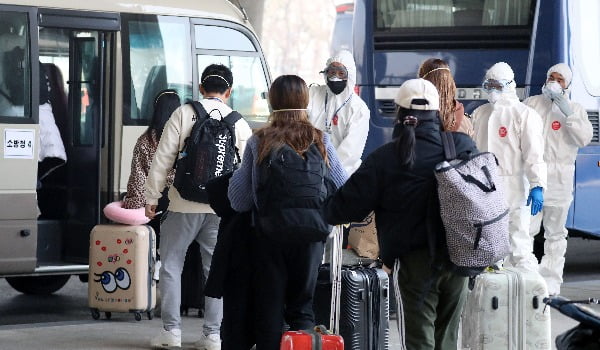지난 3일 오후 인천국제공항 1터미널에서 방호복을 입은 소방청 관계자들이 해외 입국자들을 안내하고 있다/사진=뉴스1
