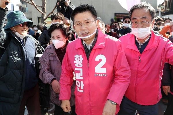 황교안 미래통합당 종로구 후보가 4일 서울 종로구 가회동 일대에서 지지자들의 응원을 받으며 선거유세를 하고 있다/사진=뉴스1