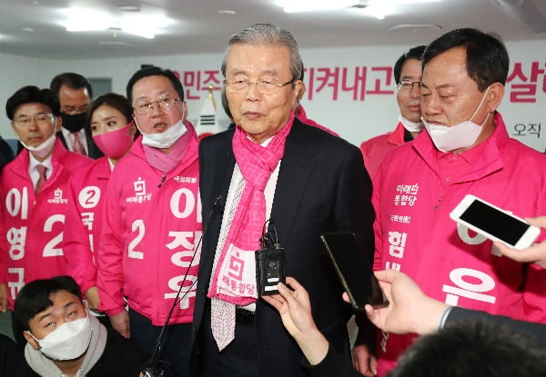 김종인 미래통합당 총괄선대위원장이 5일 오전 이은권 대전 중구 후보 선거사무실에서 열린 대전 현장 선거대책위원회의에 참석해 취재진의 질문에 답하고 있다. 사진=뉴스1