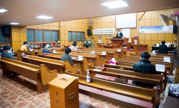  지난 5일 경북의 한 교회에서 신자들이 앞뒤와 좌우를 널찍이 띄우고 앉아 예배를 드리고 있다.(사진=뉴스1)