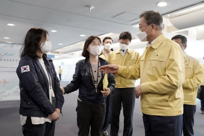 예고없이 인천공항 검역소 찾은 문 대통령 "고생시켜 미안하다"