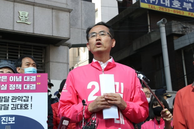 '막말 논란'으로 미래통합당 서울 관악갑 후보에서 제명이 결정된 김대호 후보가 8일 오전 서울 영등포구 미래통합당 중앙당사에서 열린 윤리위 참석에 앞서 성명을 발표하고 있다. 사진=뉴스1