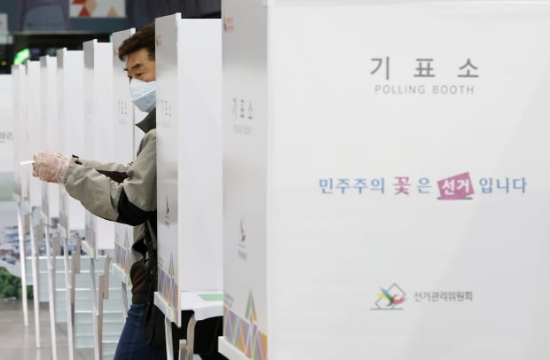 제21대 국회의원선거 사전 투표가 시작된 10일 오전 서울역에 마련된 남영동 사전투표소에서 마스크를 쓰고 비닐장갑을 낀 시민이 투표를 마친 후 기표소를 나서고 있다. /사진=뉴스1