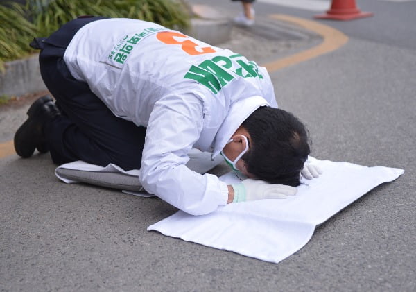 천정배 민생당 광주 서구을 후보가 지난 10일 오후 광주 서구 염주동 염주네거리에서 이틀째 '3000배 유세'를 하며 지지를 호소하고 있다. 천 후보는 