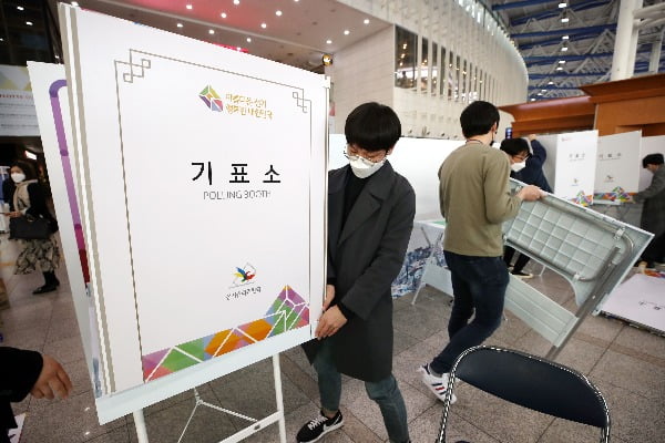  제21대 국회의원선거 사전투표가 종료된 11일 오후 서울 용산구 서울역 대합실에 마련된 남영동 사전투표소에서 관계자들이 기표소를 정리하고 있다/사진=뉴스1