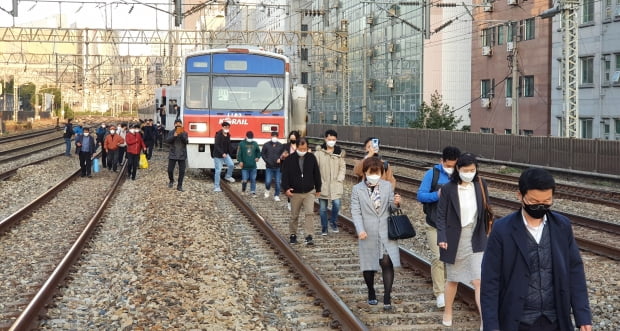 14일 오전 서울 영등포구 지하철 1호선 영등포역에서 신길역으로 향하던 열차가 탈선해 시민들이 철로로 이동하고 있다. /사진=뉴스1