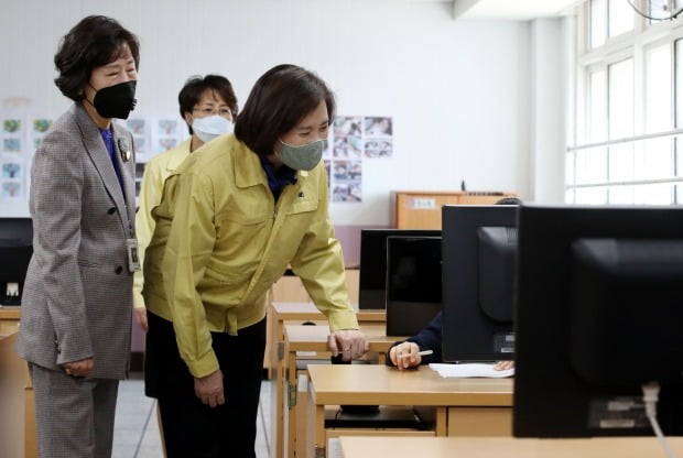 지난 14일 일선 학교를 찾아 초등 긴급돌봄 상황 등을 점검하는 유은혜 교육부 장관. / 사진=뉴스1