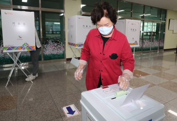  제21대 국회의원 선거가 시작된 15일 오전 대전 동구 대전동서초등학교에 설치된 삼성동 제3투표소에서 유권자들이 투표를 하고 있다.  /사진=뉴스1