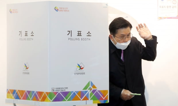 황교안 미래통합당 대표가 서울 종로구 혜화동 제3투표소에서 투표를 하고 있다. 사진=뉴스1