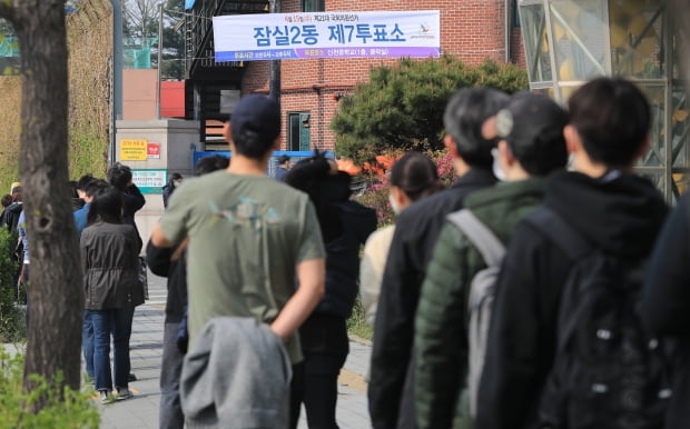 서울 송파구 신천중학교에 마련된 투표소에서 유권자들이 투표를 하기 위해 줄을 서고 있다. 사진=뉴스1