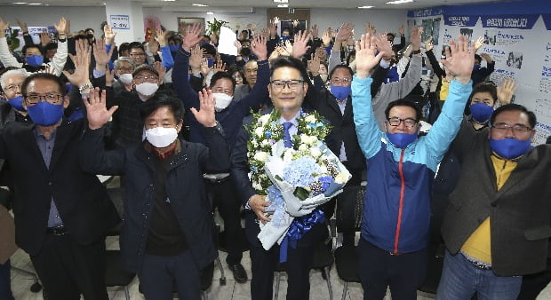 인천 계양을 더불어민주당 송영길 당선자가 지지자들과 환호하고 있다.(사진=뉴스1)