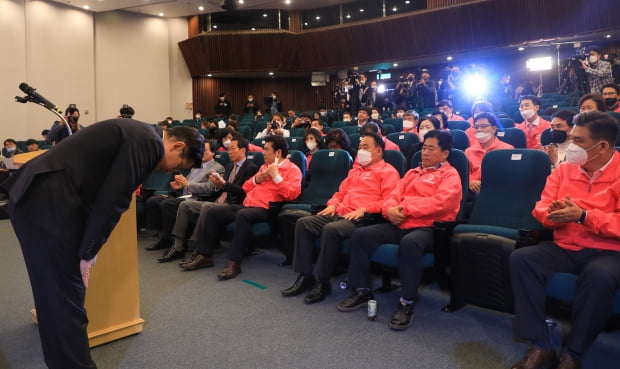 황교안 미래통합당 대표가 15일 서울 여의도 국회 도서관에 마련된 21대 국회의원선거 개표상황실에서 총선 결과 관련 입장을 발표 후 고개숙여 인사를 하고 있다. 이날 황 대표는 "총선 결과 책임, 모든 당직 내려놓는다"고 밝혔다. 사진=뉴스1